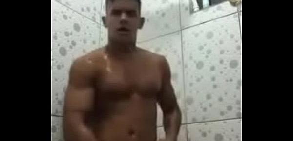  homem gostoso tomando banho em banheiro com rola grossa dura